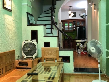 Nhà CC cần bán Cầu Giấy, DT 35M2 xây 5 tầng Giá 3 tỷ. LH: 0985117683