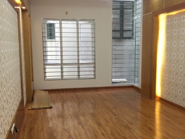 Bán nhà Hoàng Quốc Việt 2.9 tỷ, Chủ tự xây BTCT 5 tầng chắc chắn, Trước nhà rộng , ngõ xe ba gác