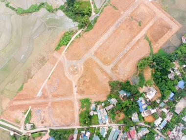 Bán gấp lô góc hai mặt tiền sổ đỏ đất đô thị giá chỉ vài trăm triệu.