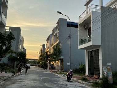 CHÍNH CHỦ CẦN BÁN NHÀ ĐẸP 2.5 TẦNG MẶT TIỀN 4 HƯỚNG.