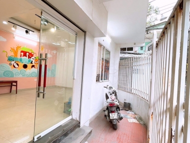 Bán nhà 3 tầng mặt ngõ lô góc hồ sen , sân cổng riêng , ô tô đỗ cửa